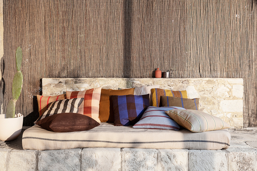 Grand Okrasna blazina, črtasta, karamelna