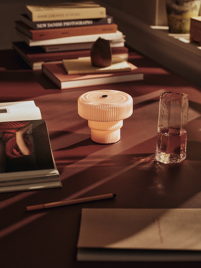 Lámpara de mesa inalámbrica Ripple, rosa claro