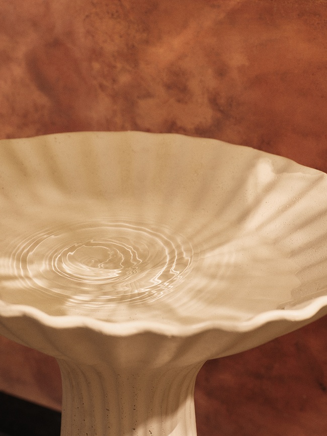 Ptičja kopel Fountain 75 cm, umazano bela