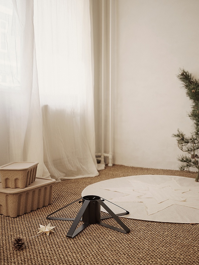 Стойка за коледна елха Ferm Living черна