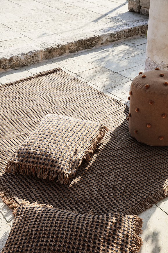 Way Okrasna blazina, črno-bela