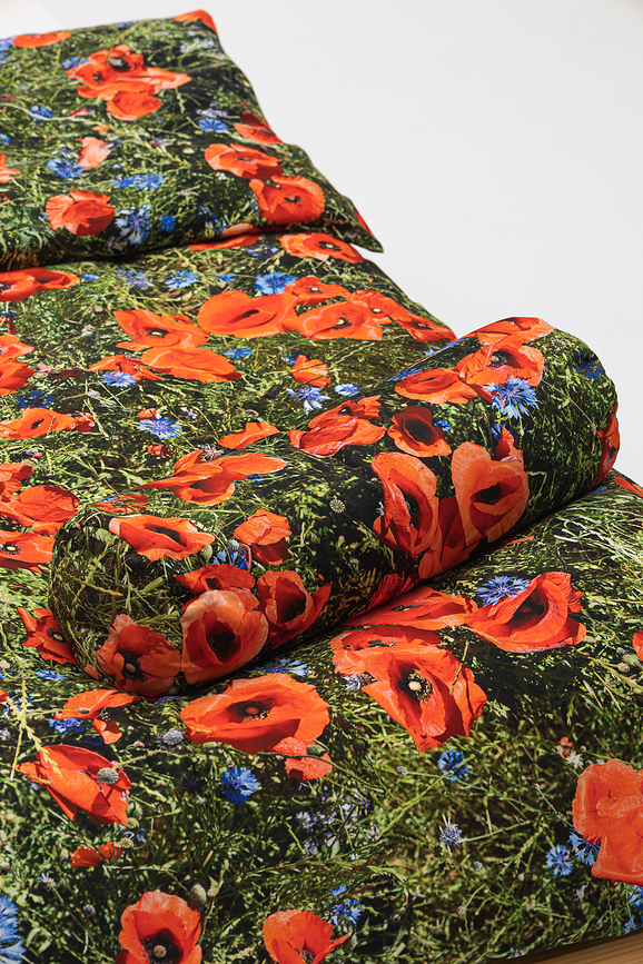 Hayka Coussin, motif coquelicots, garni de cosses de sarrasin, 40 x 40 cm