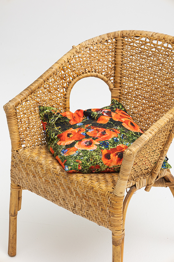 Hayka Coussin, motif coquelicots, garni de cosses de sarrasin, 40 x 40 cm