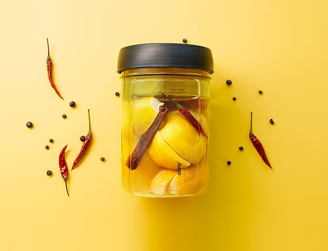 Nativo Fermentierglas mit einer Küchenzange und einem Stößel 3 El