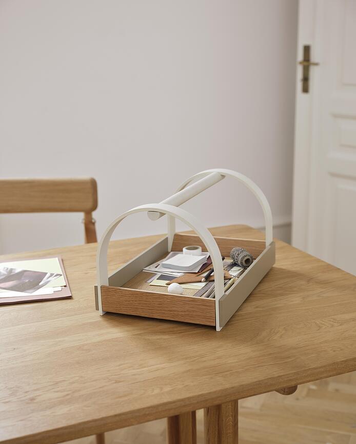 Bandeja con asas Kydo, color burdeos, roble claro