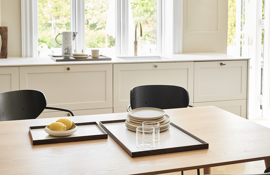 Frame L Dekorativni pladenj, temni hrast, siv