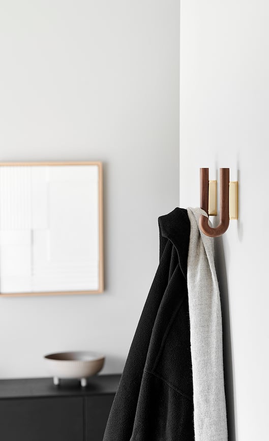 Gancho de pared de latón y madera de nogal Gejst, 13,3 cm