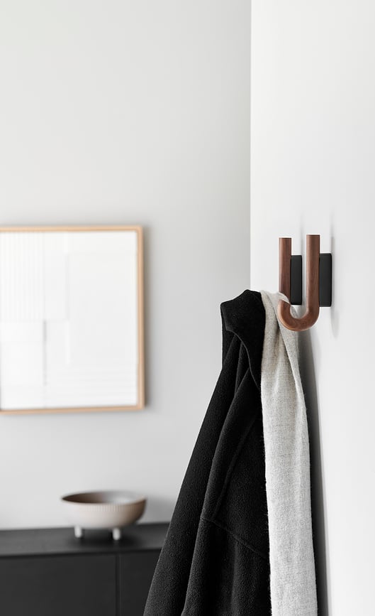 Gancho de pared de latón y madera de nogal Gejst, 13,3 cm