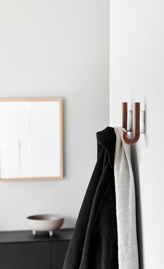 Gancho de pared de latón y madera de nogal Gejst, 13,3 cm