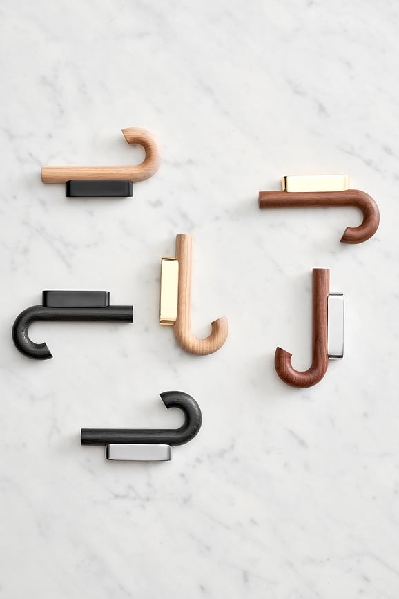 Gancho de pared de latón y madera de nogal Gejst, 13,3 cm