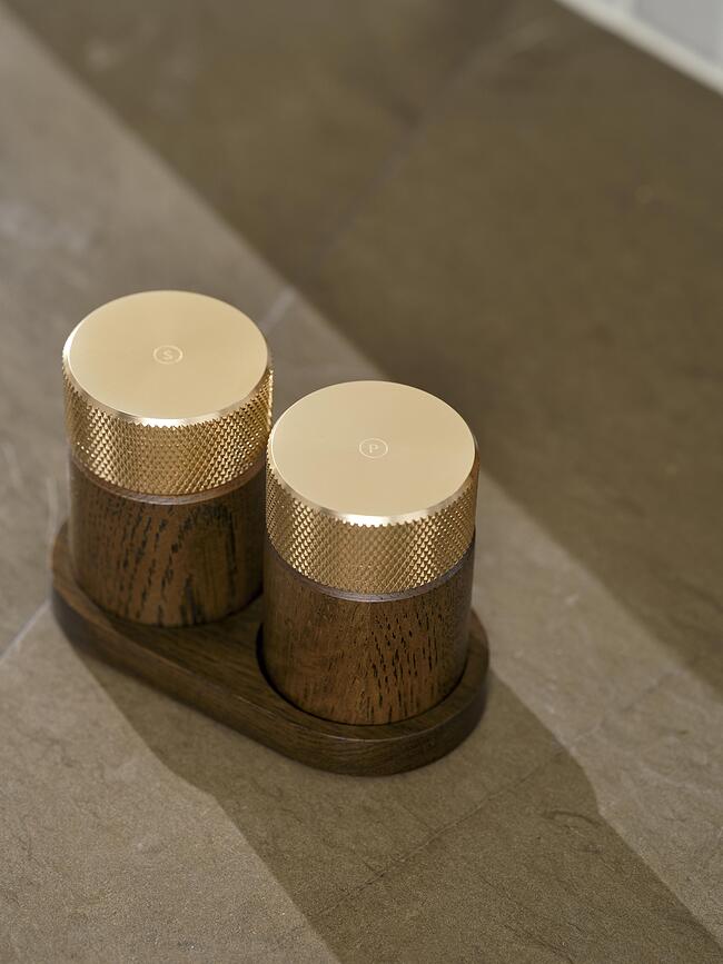 Molinillos de sal y pimienta de latón y roble claro Sina, con base, Set de 3 piezas