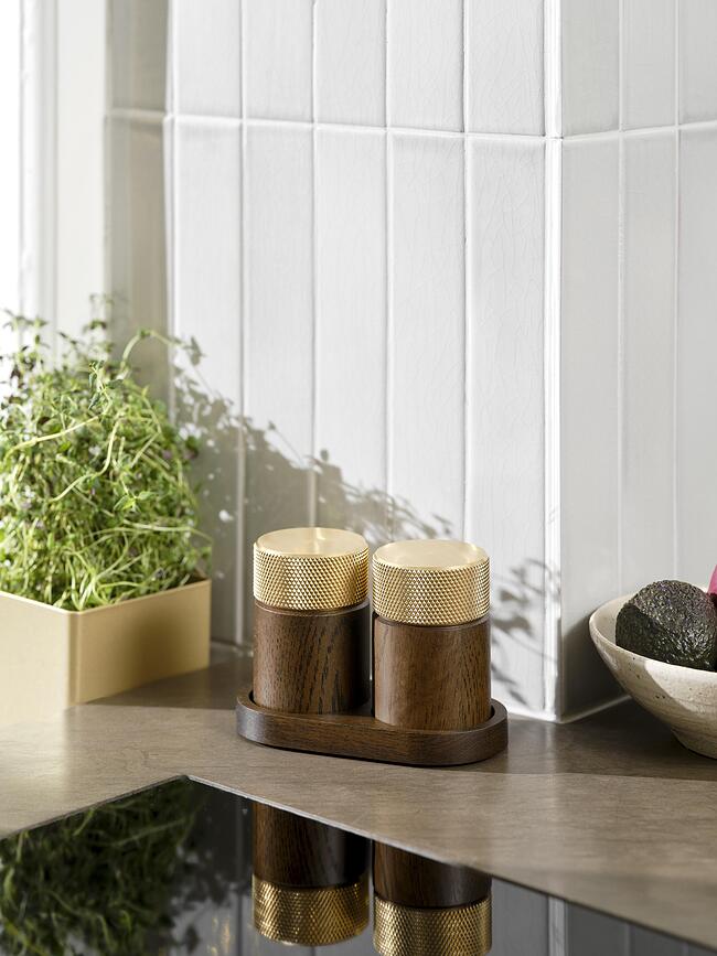 Molinillos de sal y pimienta de latón y roble claro Sina, con base, Set de 3 piezas