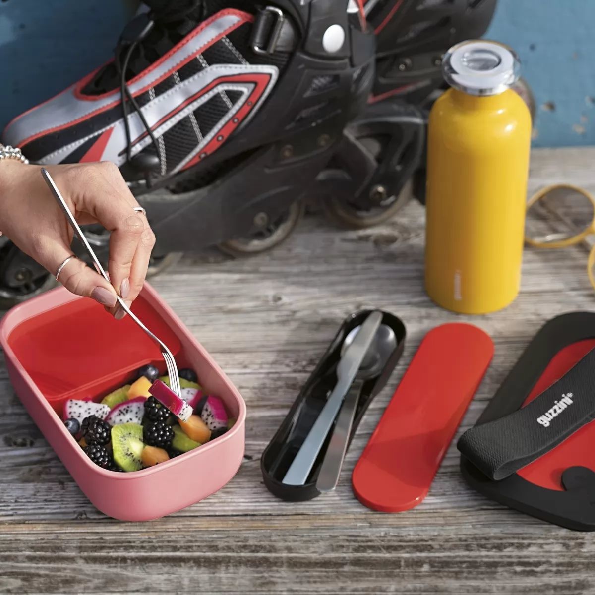 https://3fa-media.com/guzzini/guzzini-store-go-lunchbox-900-ml-with-cutlery__141737_b8b800a-s2500x2500.jpg