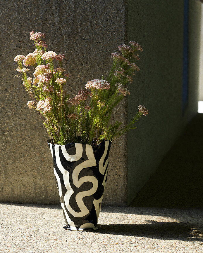 Jarrón Jessica Hans Shadow, negro y blanco