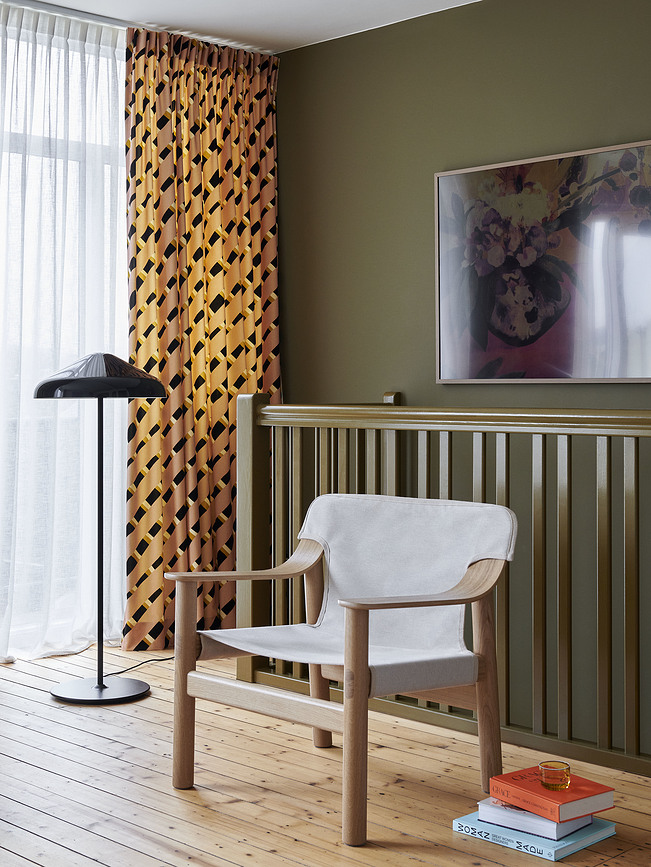 Lámpara de Pie de acero Pao, negra