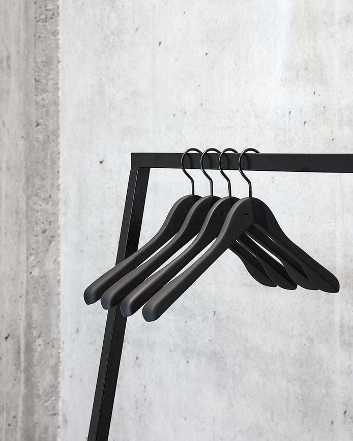 Perchas para ropa Soft Coat Wide, negras, 4 unidades