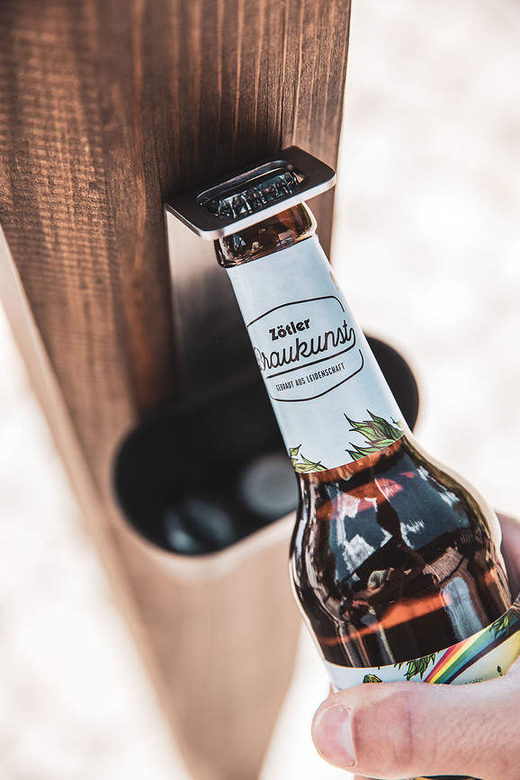 Abrebotellas Johnny Catch, plateado, con depósito para chapas