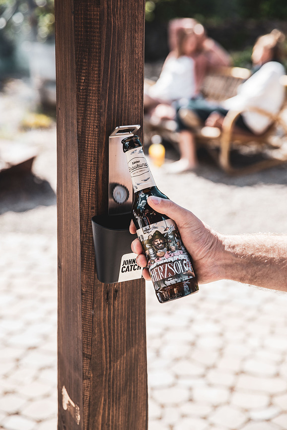 Abrebotellas Johnny Catch, plateado, con depósito para chapas