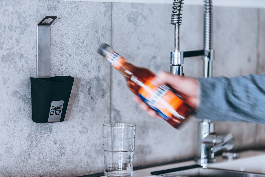 Abrebotellas Johnny Catch, plateado, con depósito para chapas