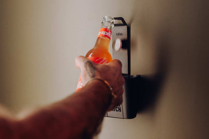 Johnny Catch Odpirač za steklenice s posodo za zamaške, srebrn