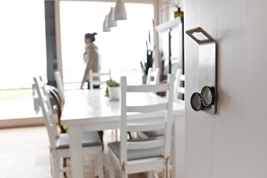 Johnny Catch Odpirač za steklenice, črn