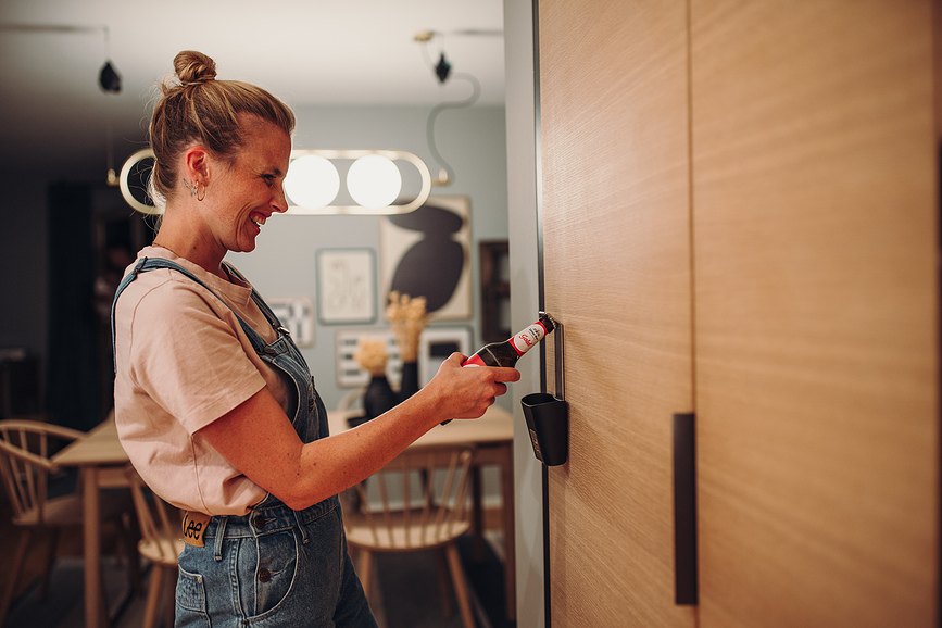 Johnny Catch Otvarač za boce s spremnikom za čepove srebrni