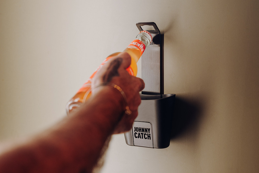 Johnny Catch Otvarač za boce s spremnikom za čepove srebrni