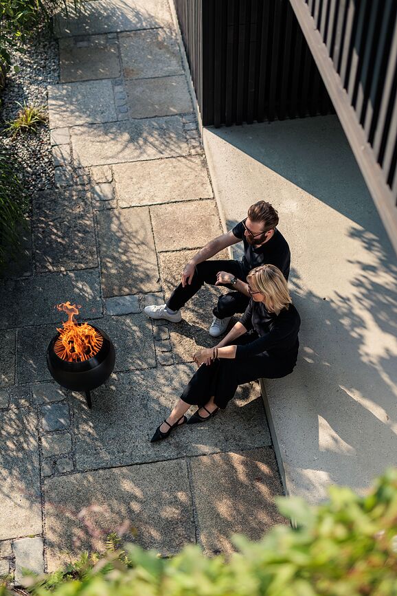 Moon Ognjišče visoko s podstavkom, 75 cm, črno