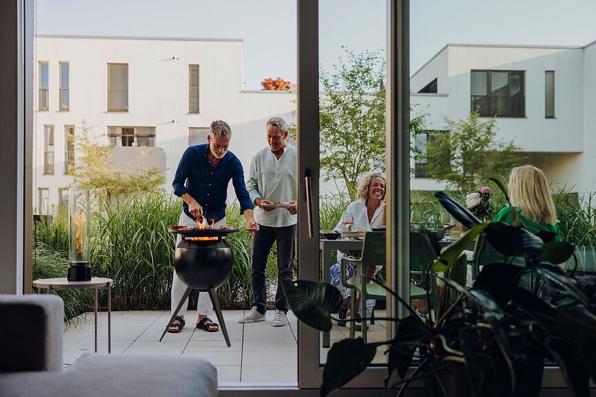 Moon Ložište s grill pločom visoko 75 cm crno s postoljem