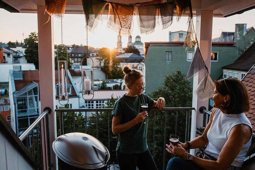 Oval Stenski nosilec za laterno, črn