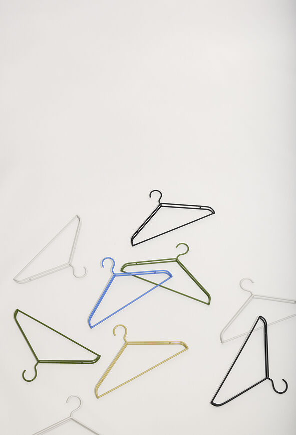 Apply Obešalnik, črn