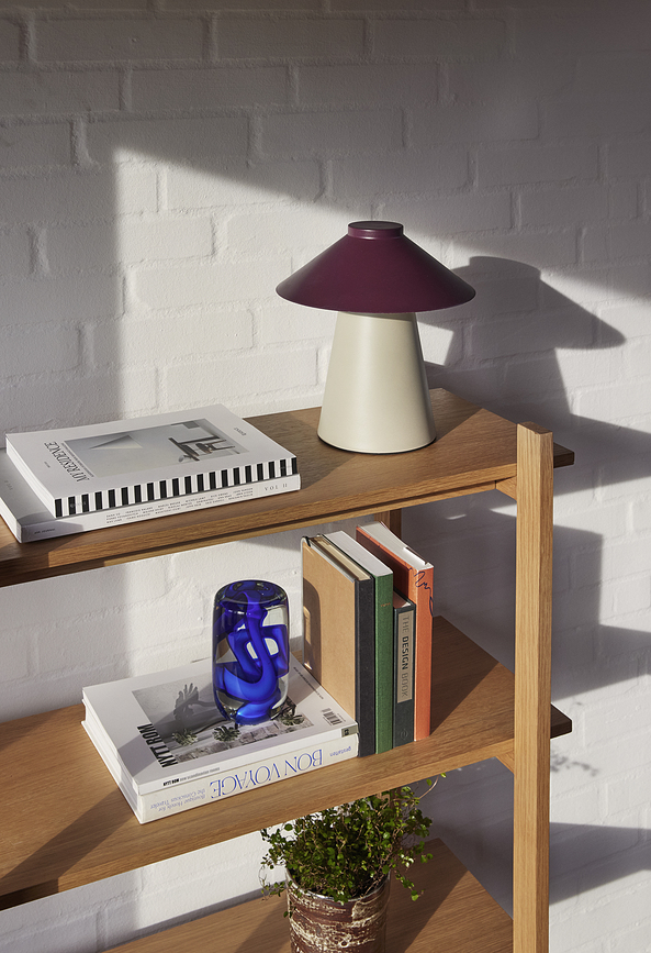 Lámpara de mesa Chipper, blanco y burdeos