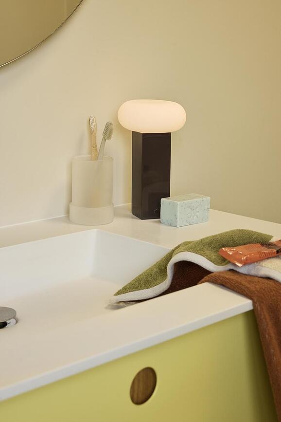 Low Stolna Lampa bežična srebrna