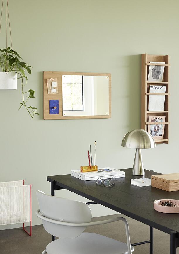 Revistero Hübsch, con estructura de metal roja