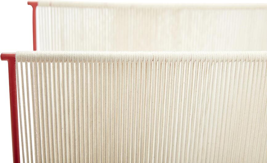 Revistero Hübsch, con estructura de metal roja