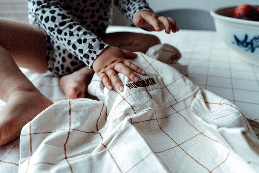 Delantal infantil Humdakin Check, marrón claro