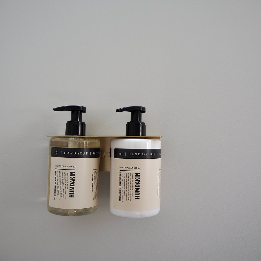 Soporte para botellas de baño de latón Humdakin, doble