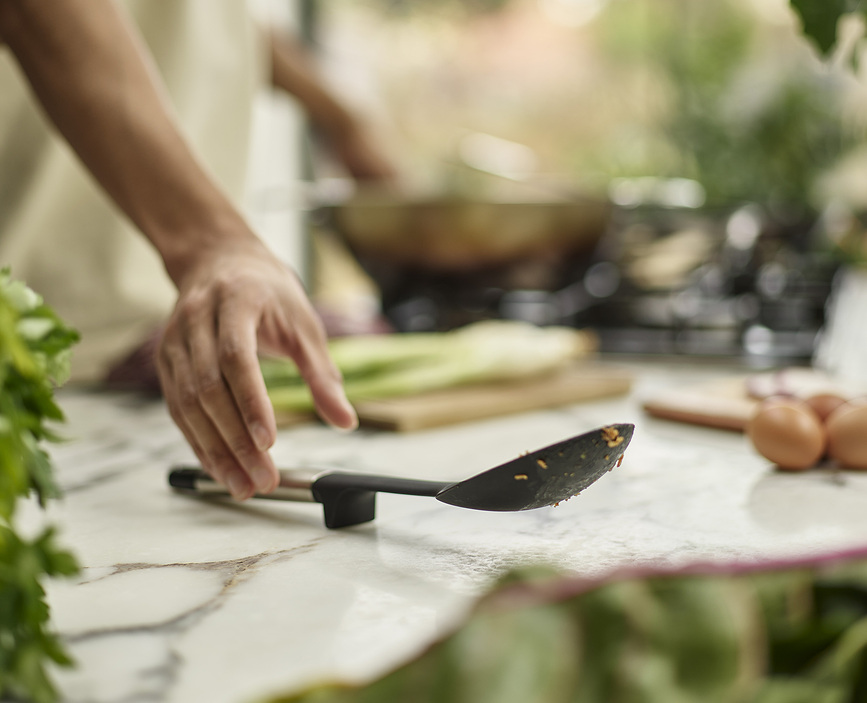 Cuchara de cocina Elevate, negra y plateada