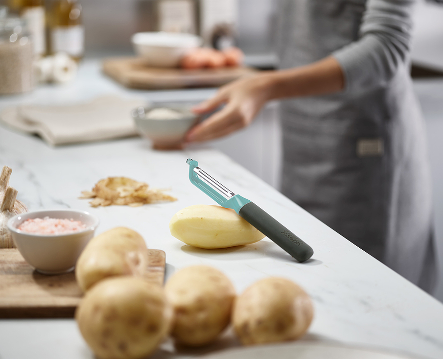 Duo Éplucheur rotatif, noir et bleu