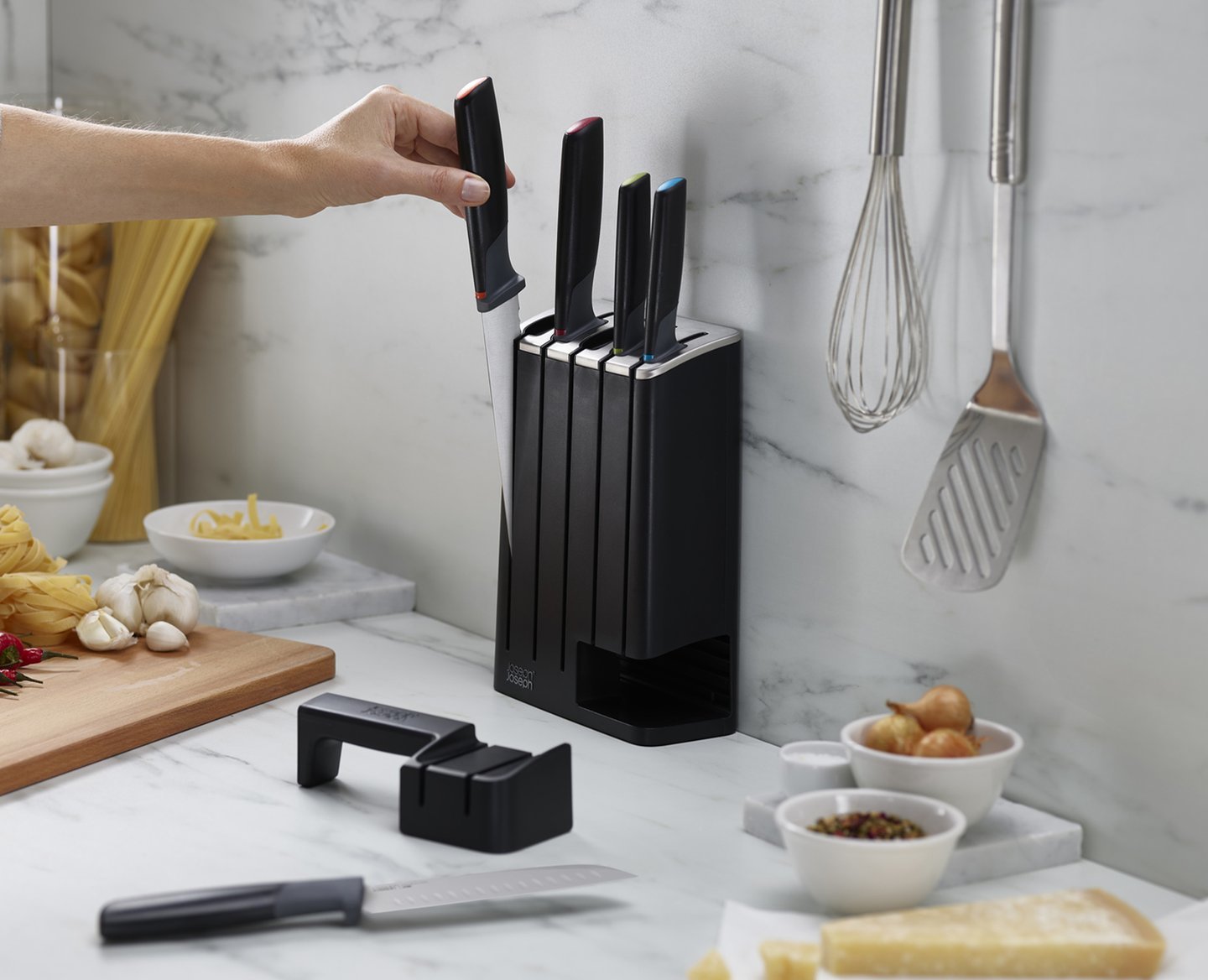 https://3fa-media.com/joseph-joseph/joseph-joseph-elevate-slimblock-knife-block-with-five-knives-with-sharpener__107933_0bbdcb8-s2500x2500.jpg