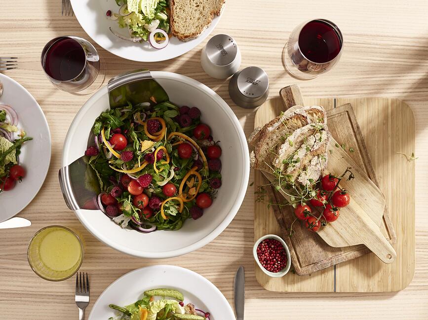 Ensaladera Uno, con cucharas y molinillos de sal y pimienta, Set de 5 piezas