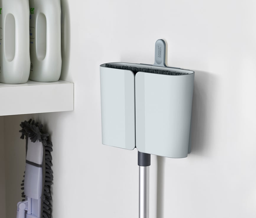 Escoba con soporte de pared CleanStore