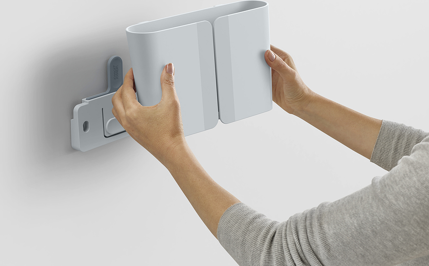 Escoba con soporte de pared CleanStore