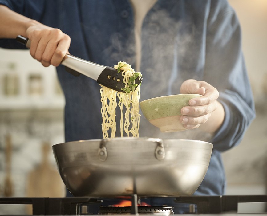 Juego de Utensilios de Cocina con soporte Elevate, negro y plateado, Set de 4 piezas