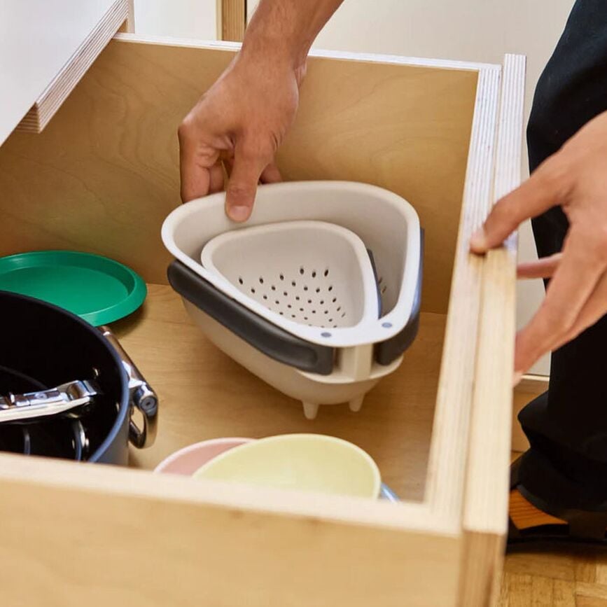 Passoire Droplet mini avec poignée pliable, grise