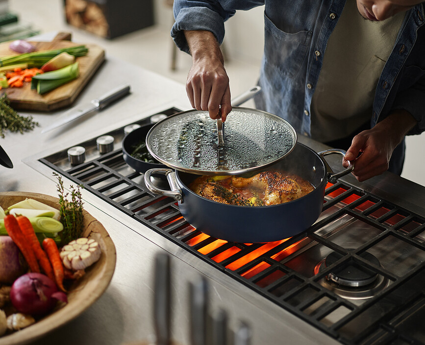 Space Nizek lonec, 28 cm, moder, z zložljivimi ročaji in pokrovom