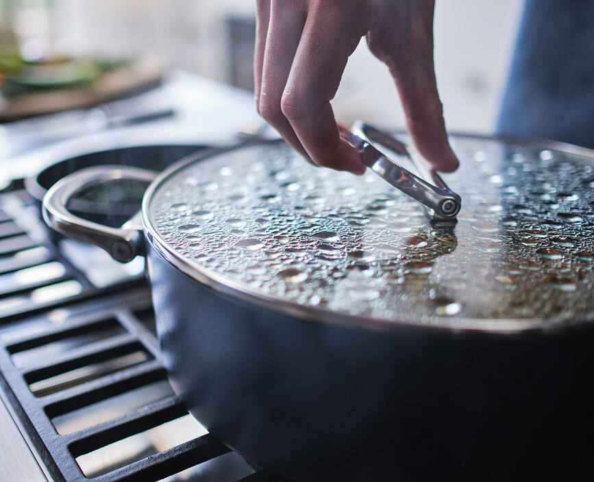 Space Nizek lonec, 28 cm, moder, z zložljivimi ročaji in pokrovom