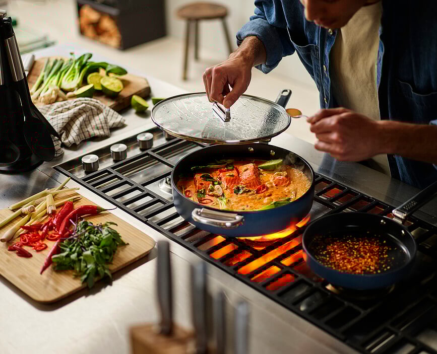 Space Poêle avec poignées pliables et couvercle, 28 cm, bleue