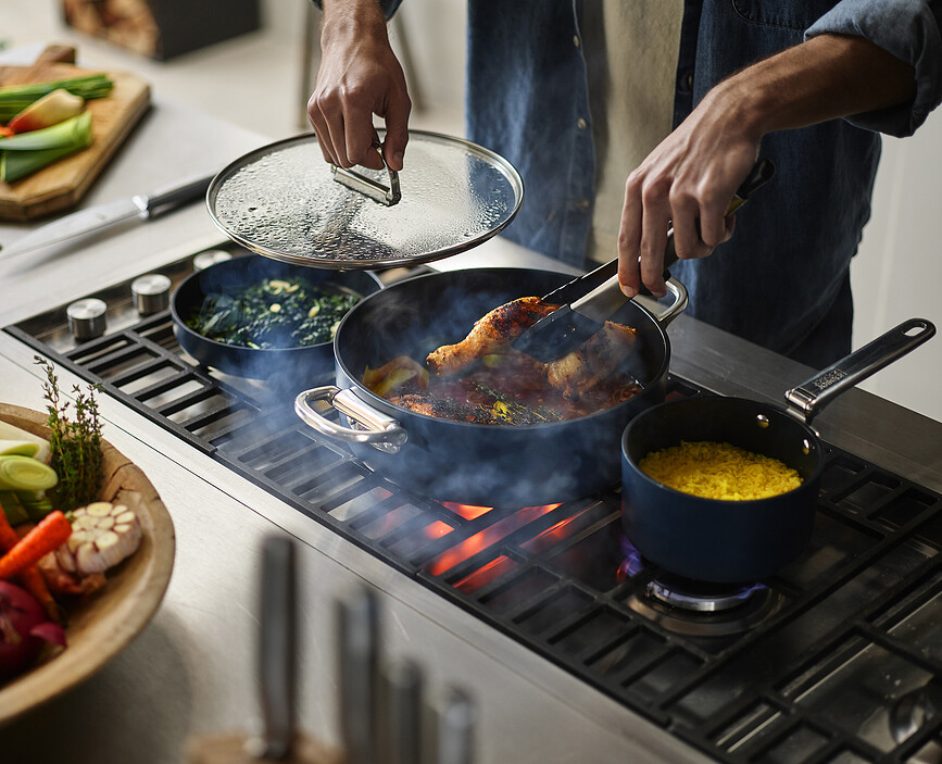 Space Set de Casseroles avec support pour couvercles et séparateurs de protection, bleues, Set 9 pièces