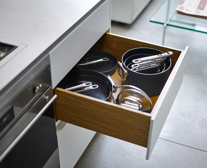 Space Set Posuđa sa stalkom za poklopce i zaštitnim pregradama plavi 9-dijelni set